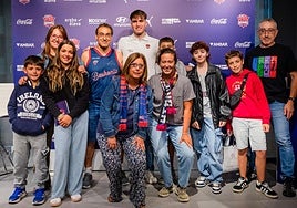 Rafa Villar, rodeado de aficionados baskonistas tras su presentación.