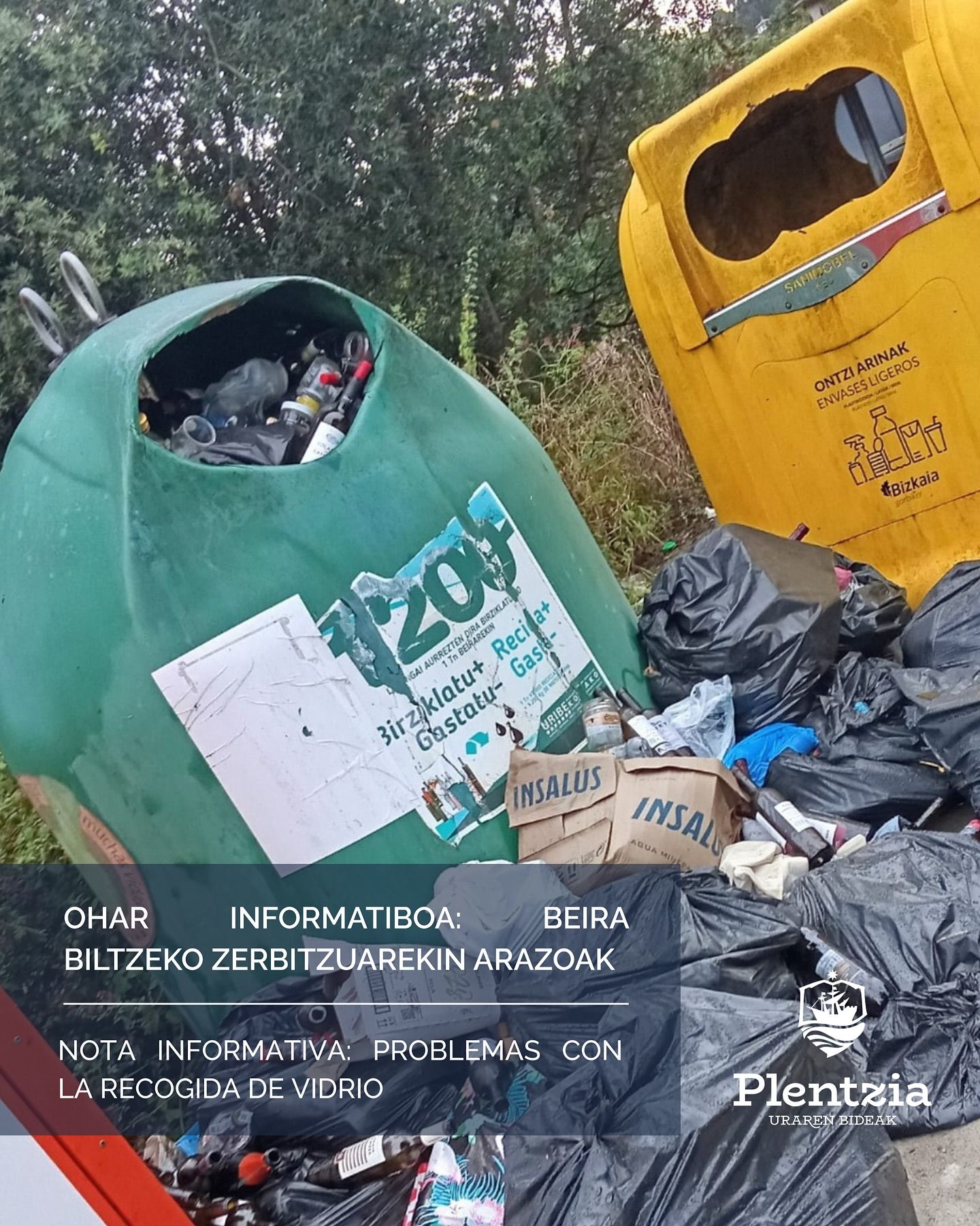 Uno de los contenedores de vidrio desbordado.