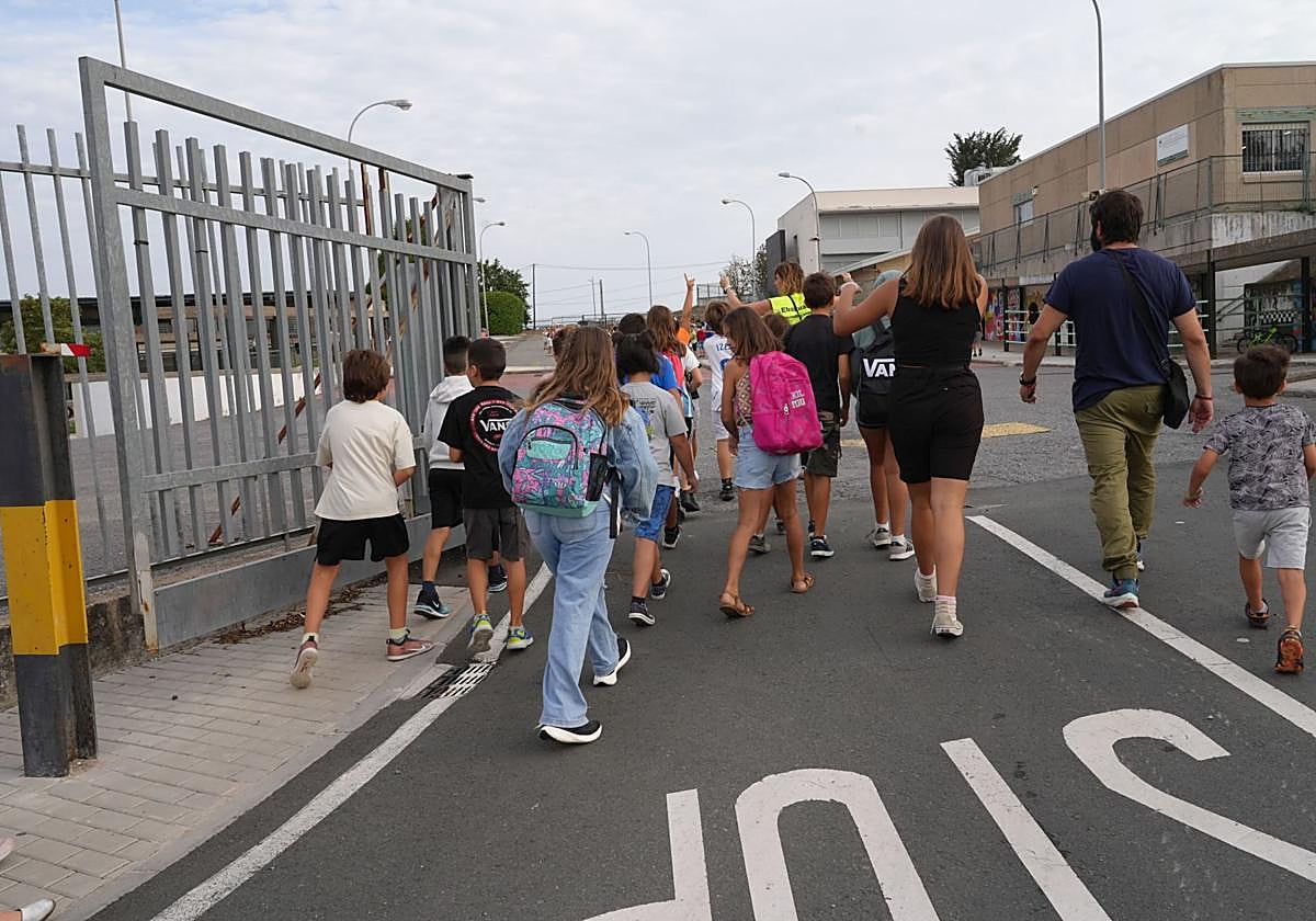 Alumnos acceden a la ikastola Ikasbidea de Durana.