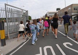 Alumnos acceden a la ikastola Ikasbidea de Durana.