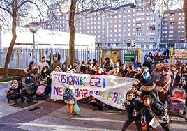 Concentración de familias de Umandi y Padre Orbiso para pedir transparencia respecto a la fusión de ambos centros.