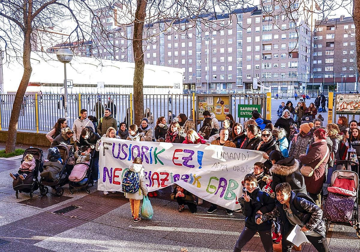 Concentración de familias de Umandi y Padre Orbiso para pedir transparencia respecto a la fusión de ambos centros.