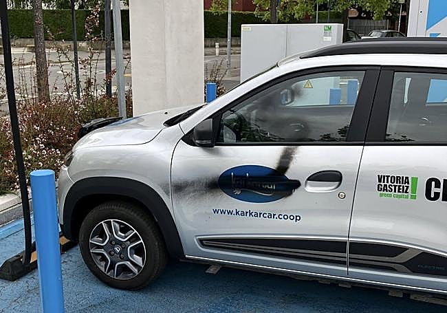 El coche del CEA que ha sido atacado con pintura.