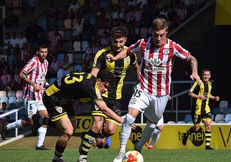 Urtzi Albizua trata de frenar a un jugador del Zamora en el partido del pasado sábado.