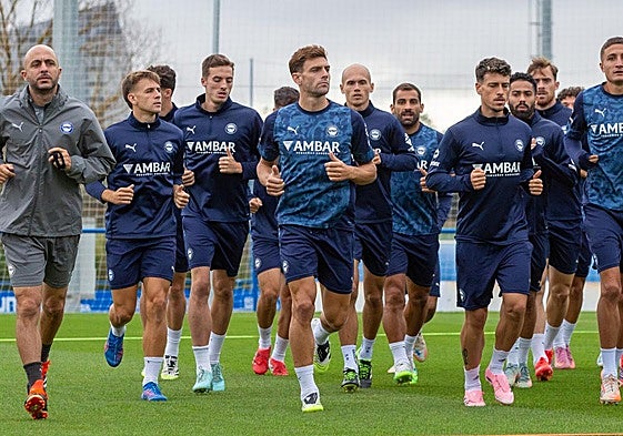 Lucas Boyé, en el centro, ya corre junto a sus compañeros en el entrenamiento del lunes.
