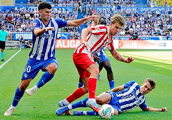 Aleñá y Pablo Ibáñez buscan arrebatarle el balón a Pablo Barrios en el partido contra el Atlético de Madrid de la pasada jornada.