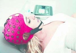 A los pacientes se les coloca un gorro para aplicarles la terapia.