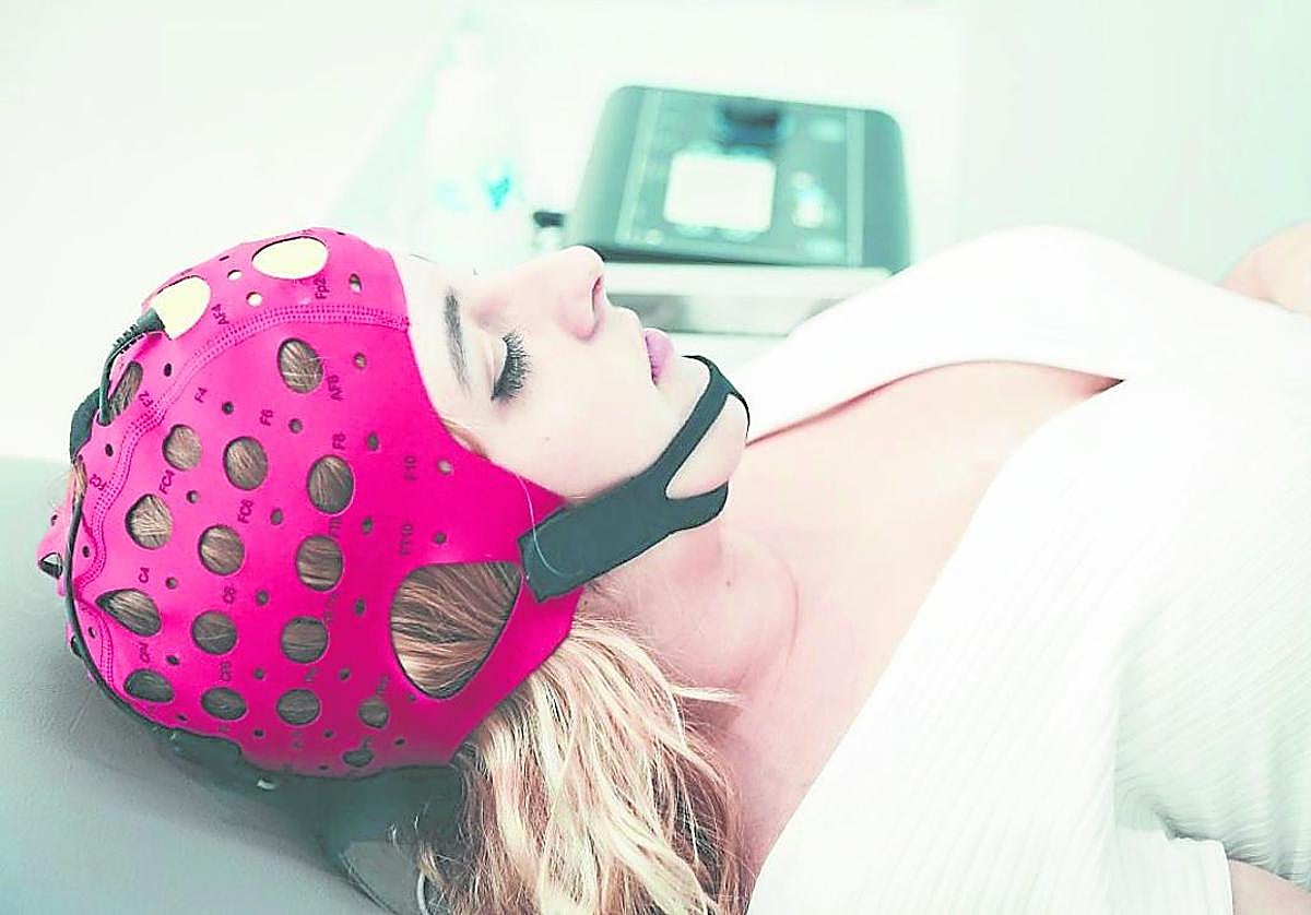 A los pacientes se les coloca un gorro para aplicarles la terapia.