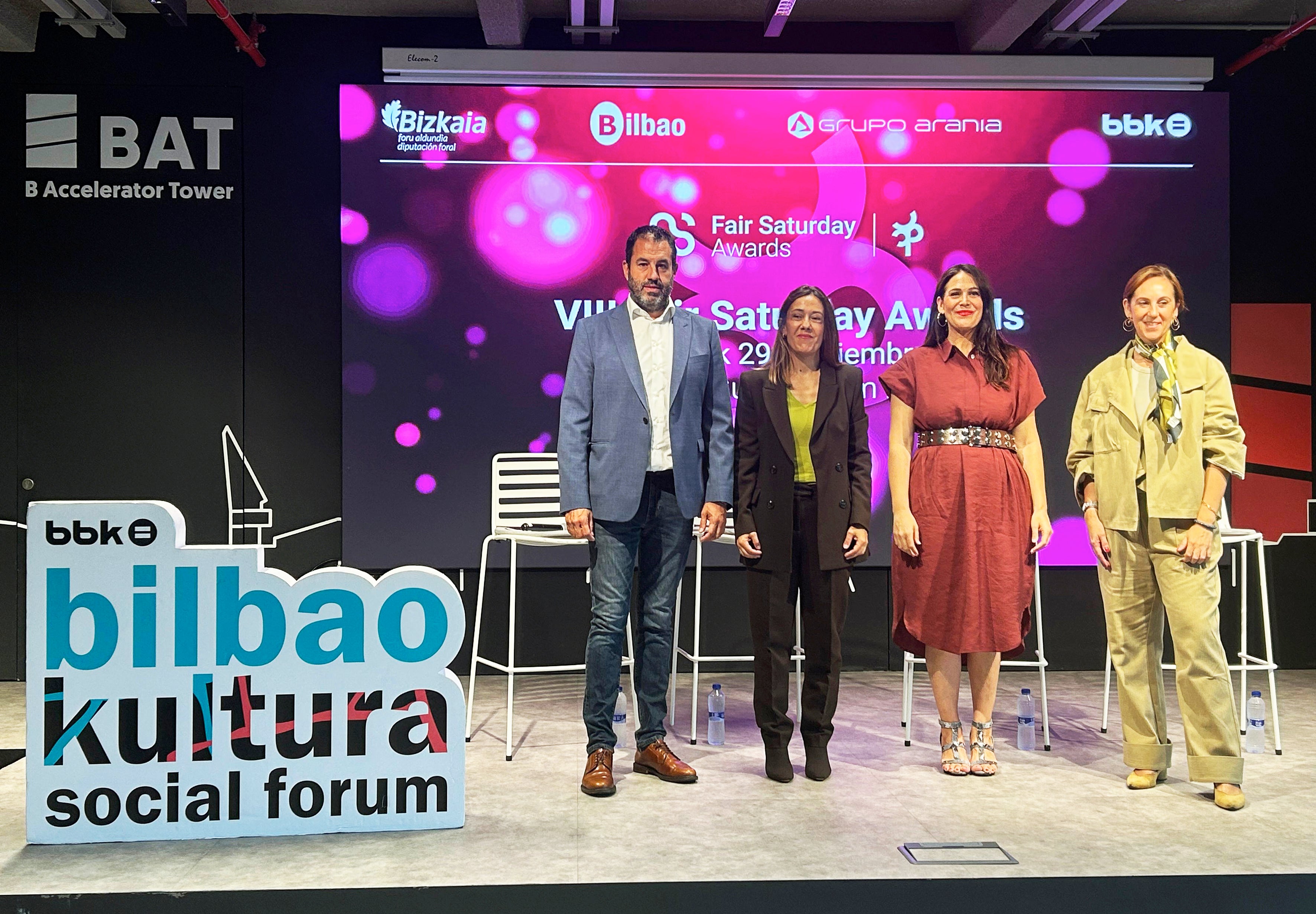 Jordi Albareda, presidente de la Fundación Fair Saturday, junto a Nora Sarasola, directora de Obra Social BBK; Leixuri Arrizabalaga, diputada de Euskera, Cultura y Deporte, y Kontxi Claver, concejala de Desarrollo Económico, Comercio, Empleo y Turismo del Ayuntamiento de Bilbao.