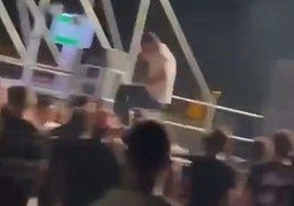 Un concejal socialista de Moncada (Valencia) salta de un escenario contra un grupo de personas que insultaban a Pedro Sánchez