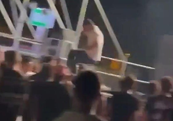 Un concejal socialista de Moncada (Valencia) salta de un escenario contra un grupo de personas que insultaban a Pedro Sánchez