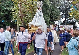 Una comitiva con trajes de arrantzal y remos dio paso a la Virgen del Socorro, en el centro de todas las miradas, a la salida de la ermita.