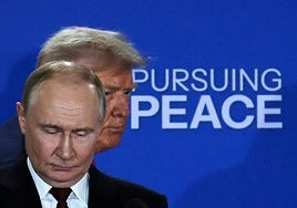 El presidente de Estados Unidos, Donald Trump, y el presidente ruso, Vladimir Putin, en Estados Unidos durante una conferencia de prensa después de su reunión para negociar el fin de la guerra en Ucrania.