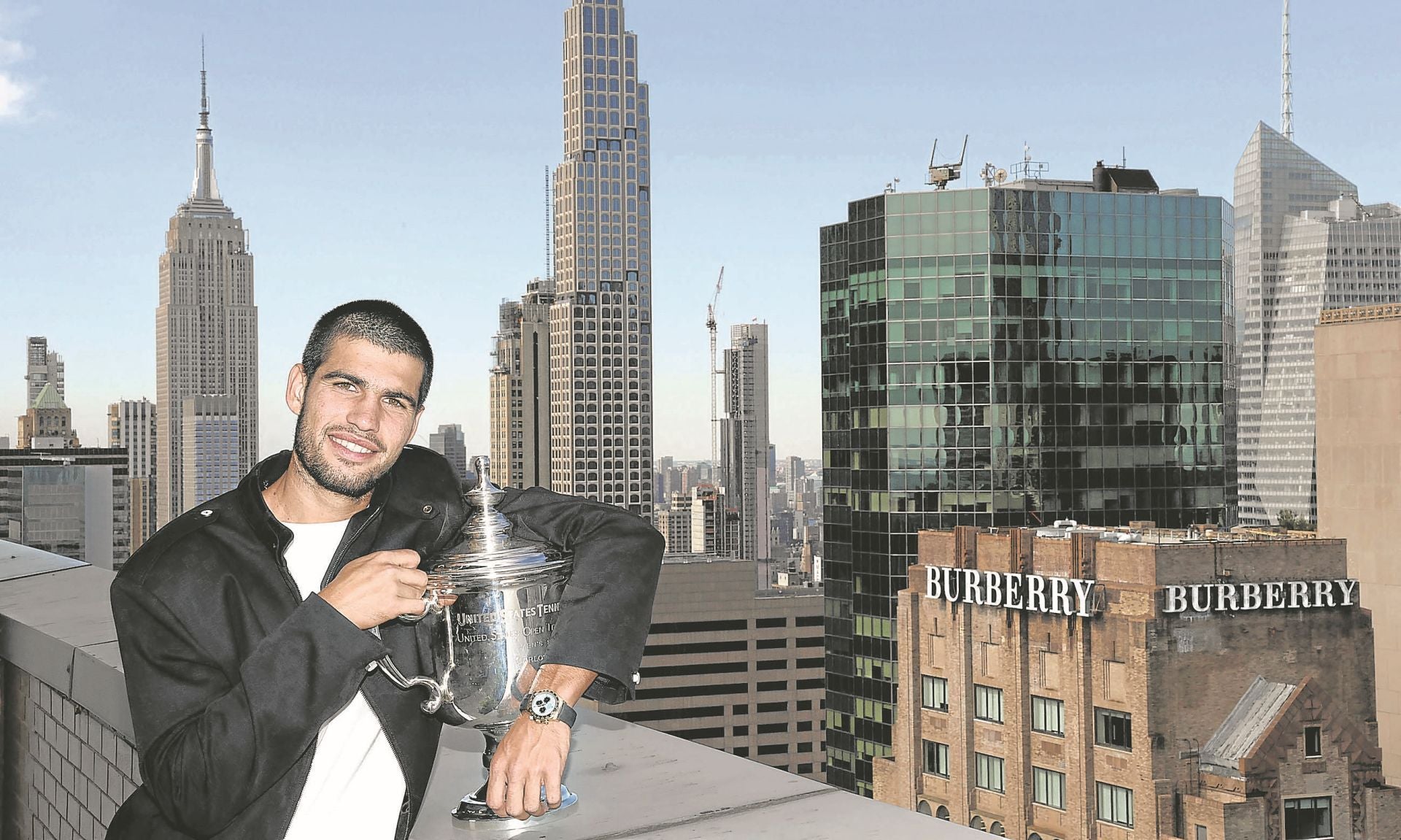 Alcaraz, ayer en Nueva York con el trofeo.