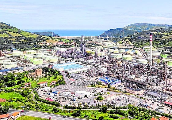 Vista aérea de la refinería de Petronor en Muskiz, Bizkaia.