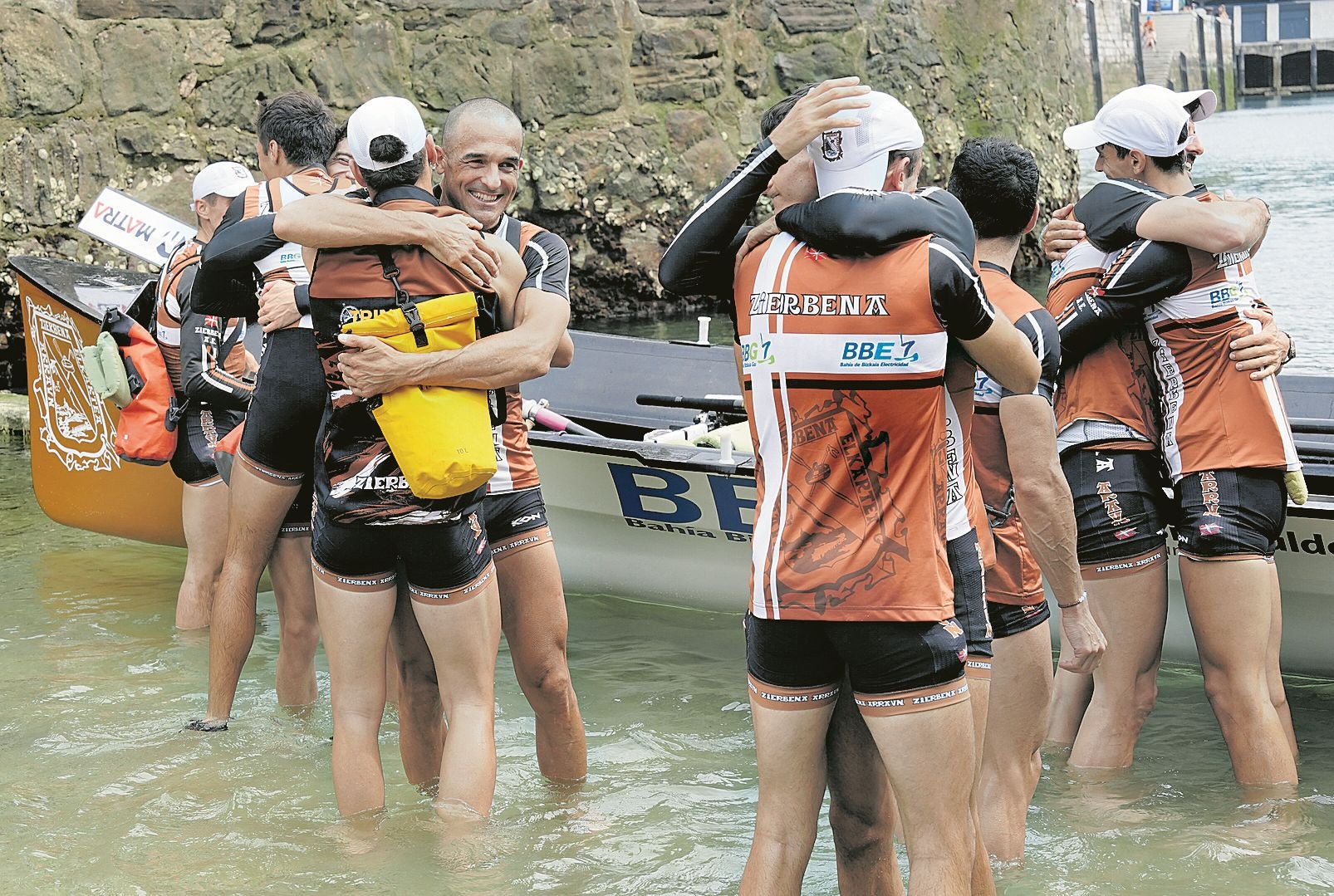 Los remeros de Zierbena se abrazan al desembarcar en el puerto de San Sebastián tras acabar líderes el primer domingo.