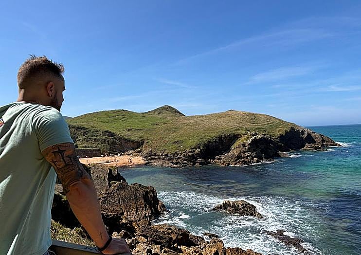 El ertzaintza José Rodríguez, tras el rescate viendo la zona en la que se produjo el suceso.