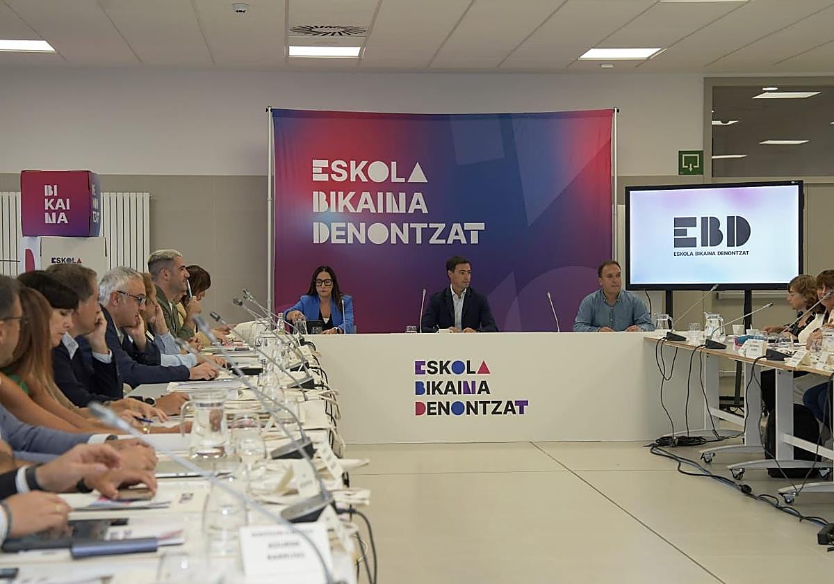 El lehendakari y la consejera de Educación han presidido la primera reunión de la mesa contra la segregación escolar.