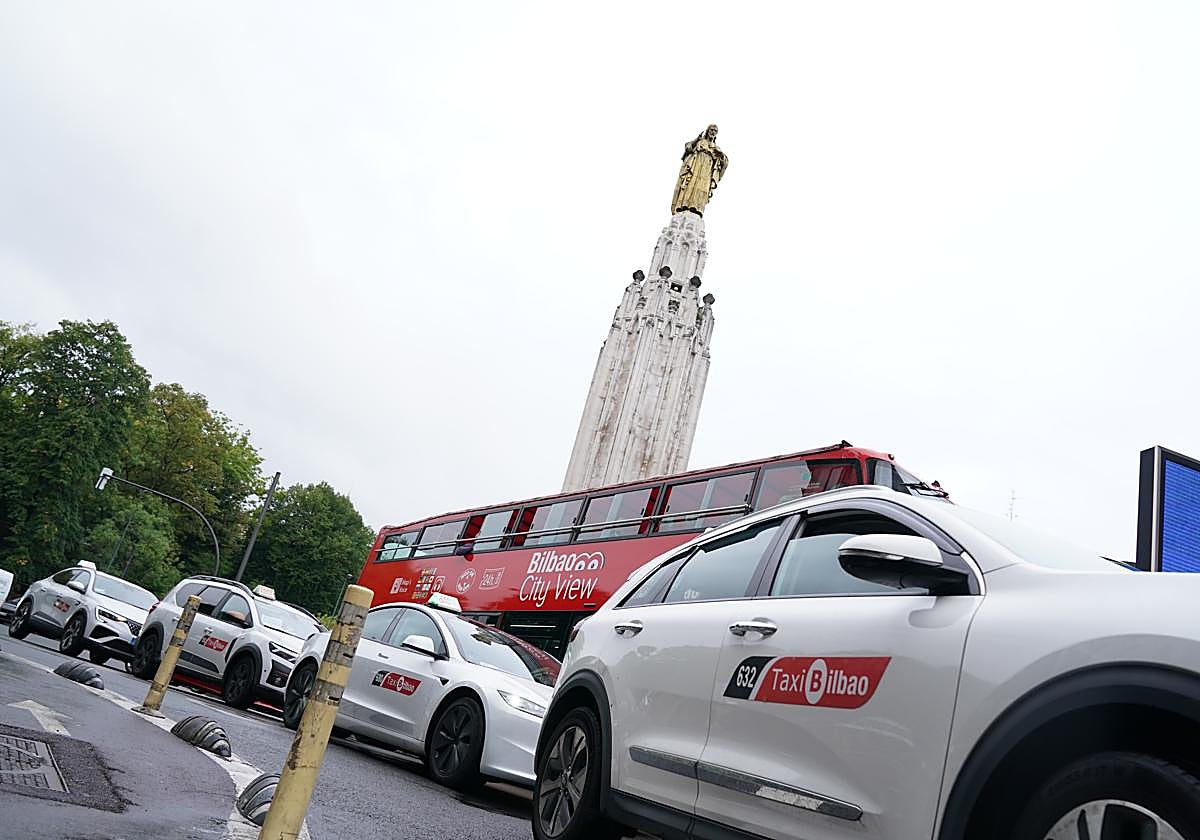 Imagen de la manifestación de los taxistas este lunes en Bilbao