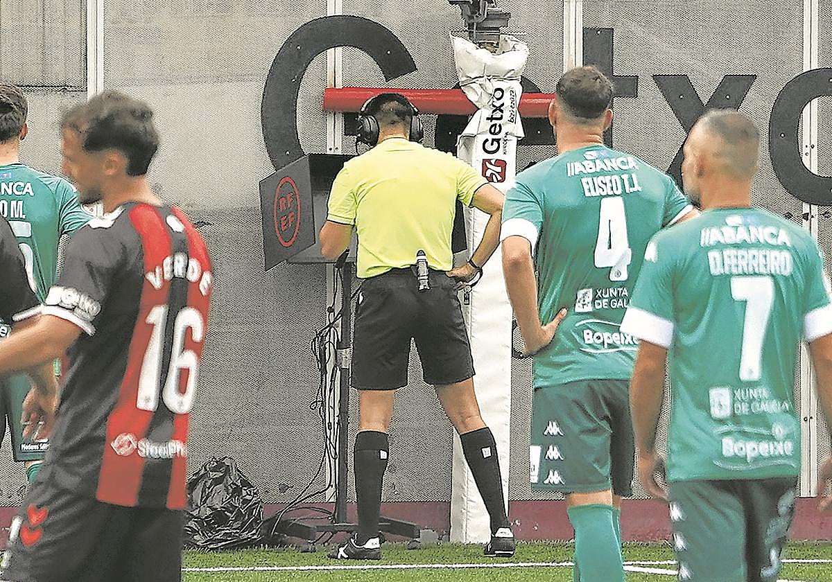 El Arenas pidió en la primera jornada ante el Arenteiro la revisión de un posible gol local en el minuto 3. El colegiado revisó la jugada en el monitor y decretó que el balón no había entrado.