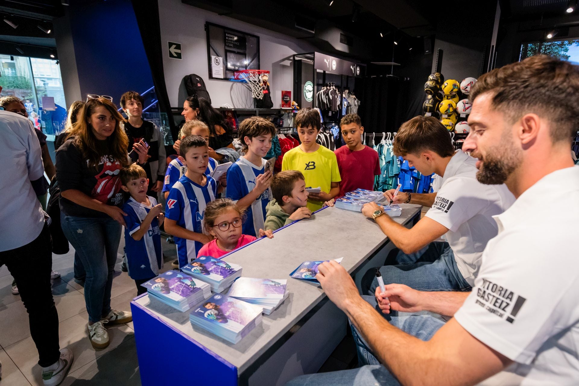 Las imágenes de la firma de autógrafos de los jugadores del Alavés