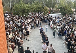 Aspirantes a una plaza en la Guardia Civil hacen cola para entrar al examen.