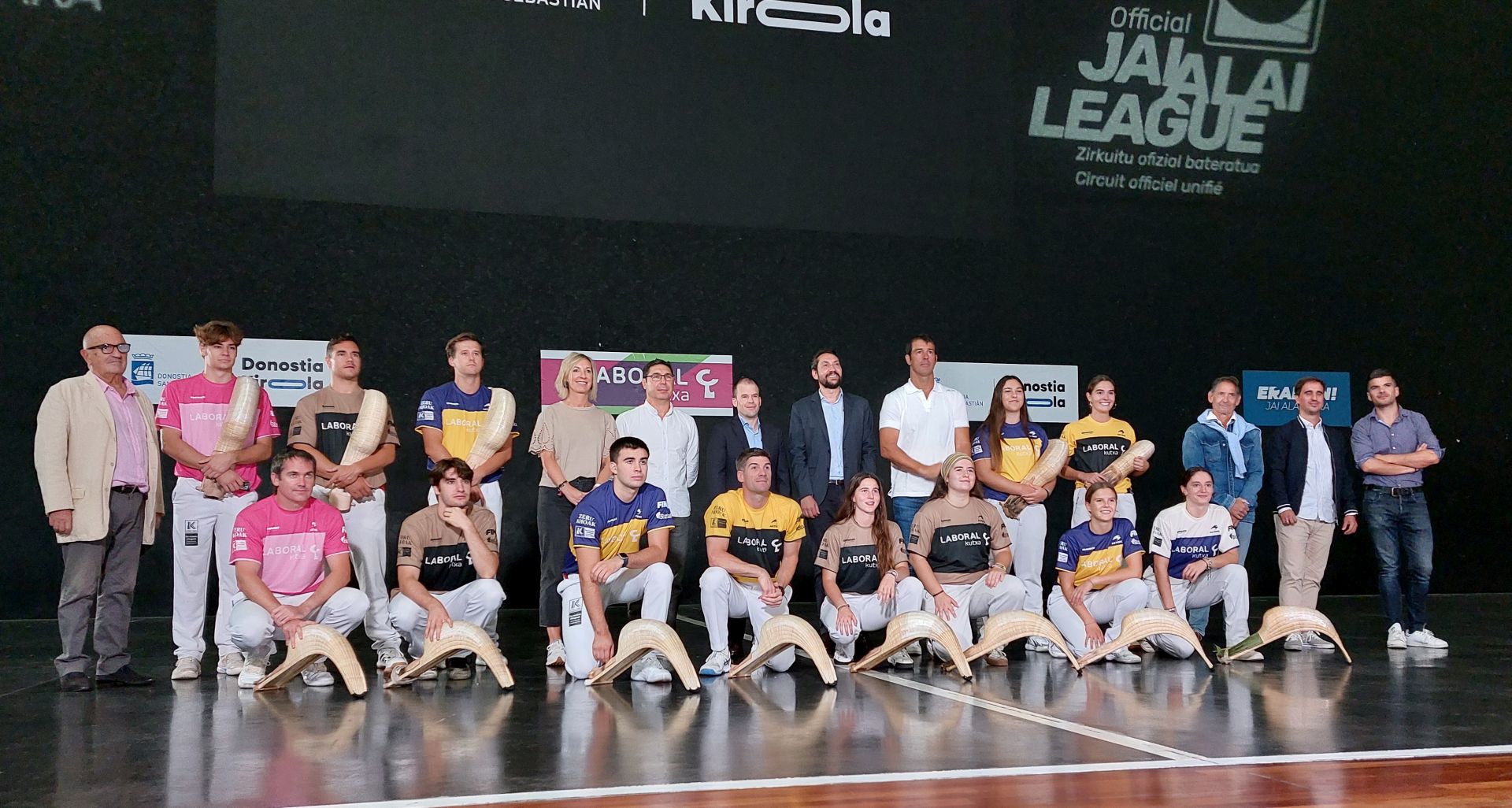 Pelotaris participantes, autoridades y organizadores, en la presentacion de la final a cuatro de San Sebastián