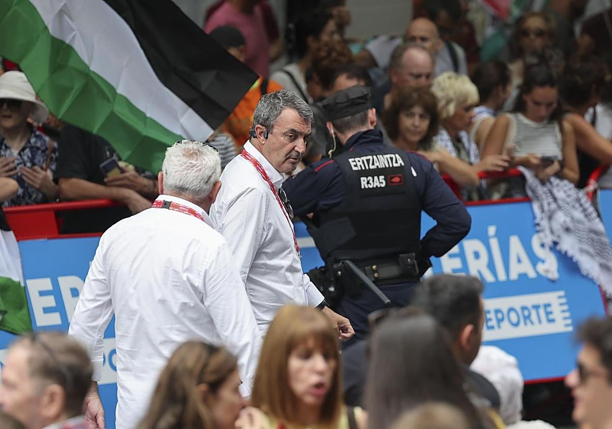 Guillén durante el paso de la Vuelta por Bilbao.