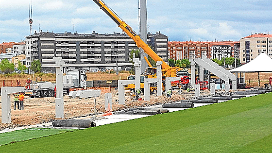 Los pilares asoman ya por el lateral de la futura Tribuna de Anduva