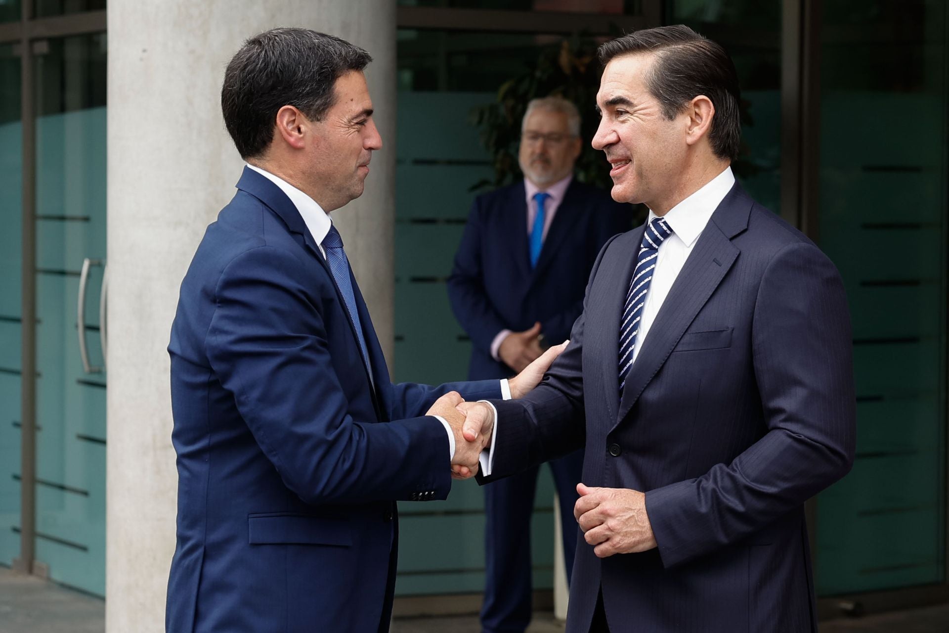 El lehendakari, Imanol Pradales, saluda al presidente de BBVA, Carlos Torres