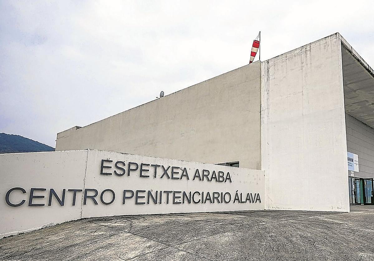 Acceso principal a la cárcel de Zaballa, la más grande del País Vasco.