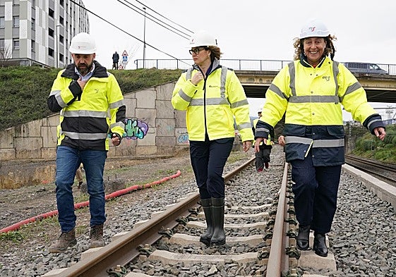 La diputada general Elixabete Etxanobe y la consejera de Movilidad Susana García durante una reciente visita a las obras de la Línea 5 del metro en Basauri.