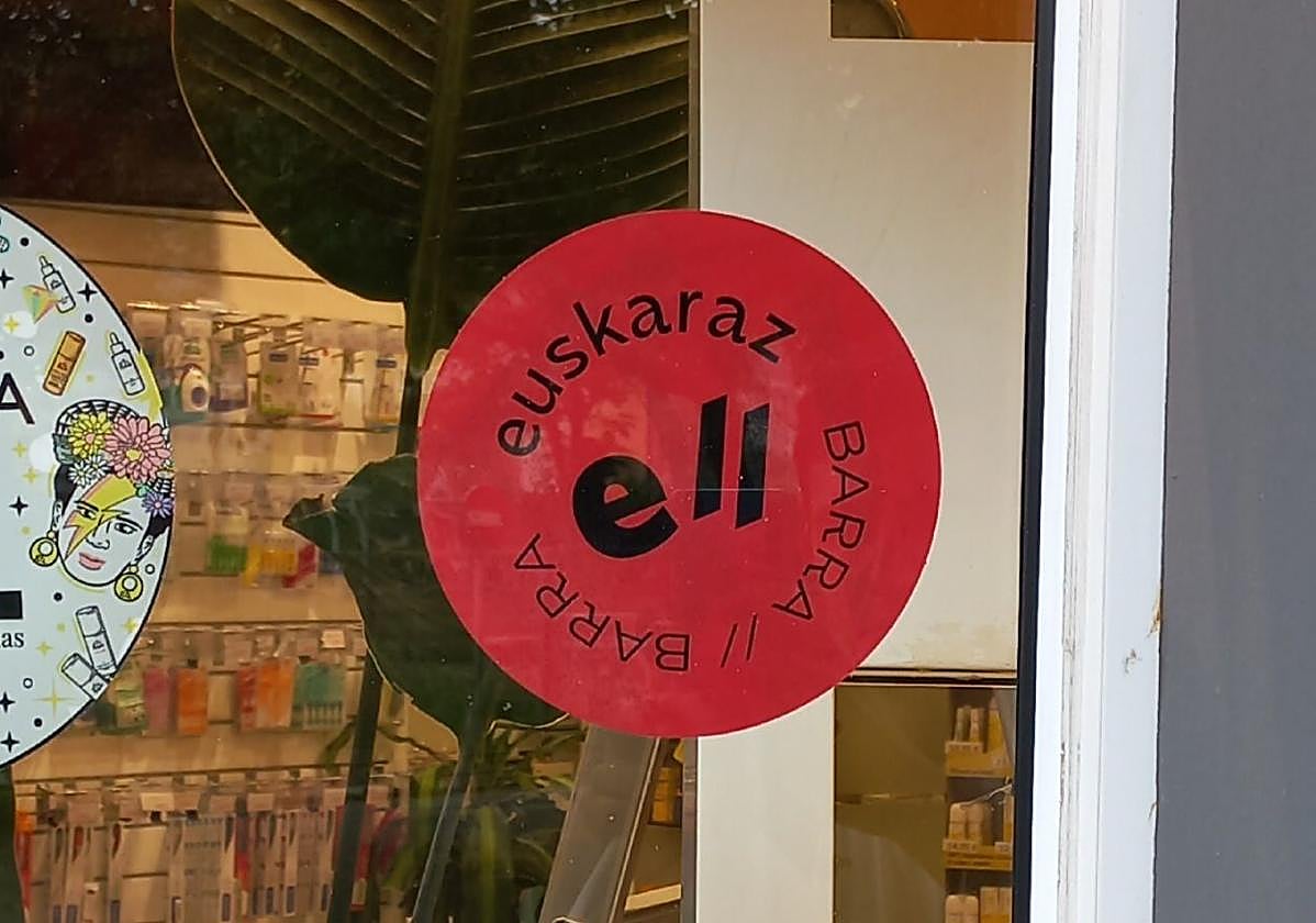 Los participantes contarán con este distintivo (pegatina) en el escaparate.