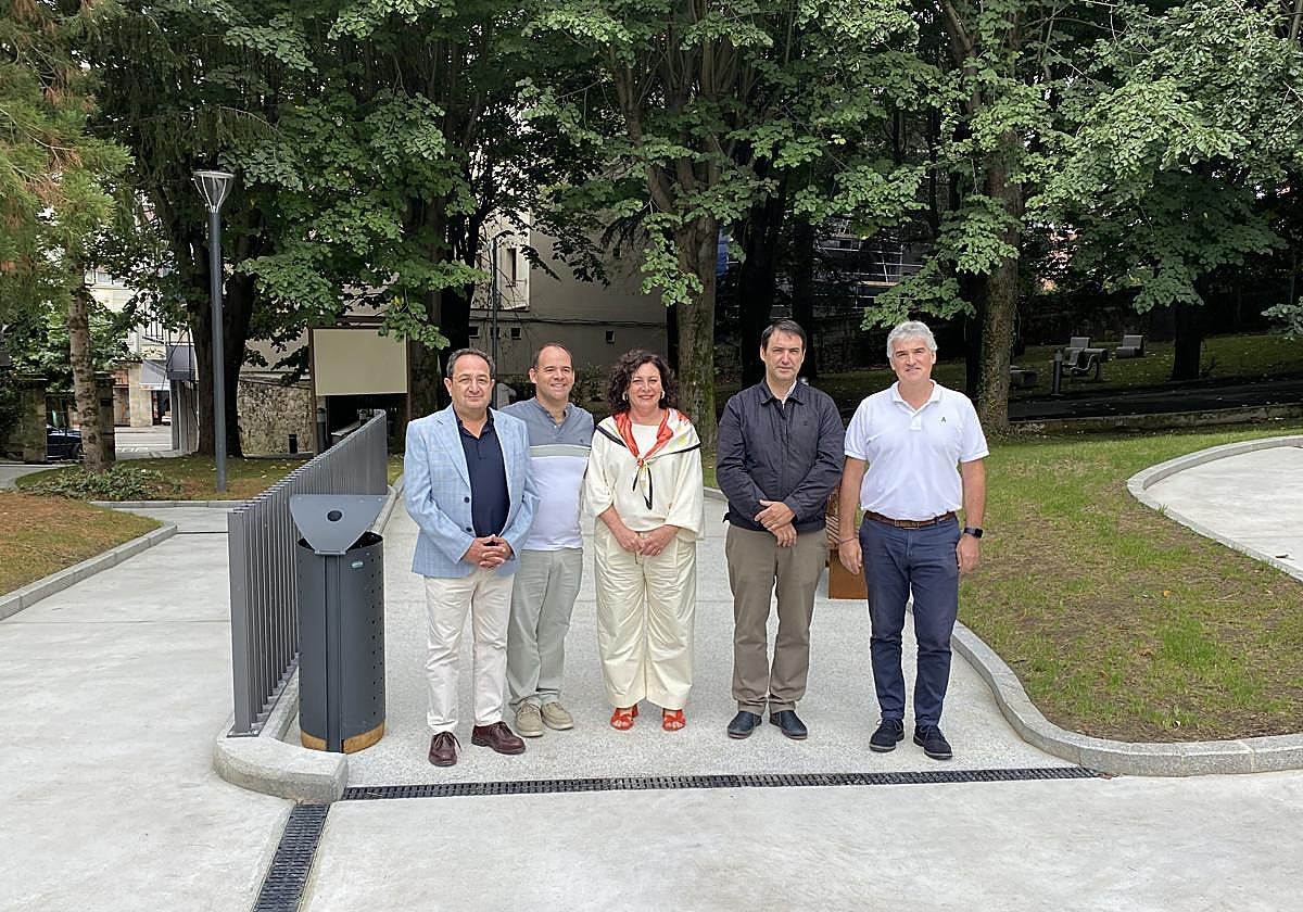 Eduardo Castilla, coordinador del colegio Carmelo; Jon Rojas, director del colegio; Ainhoa Salterain, alcaldesa; Jon Korta, provincial de los Carmelitas y Anartz Gandiaga, concejal de urbanismo.