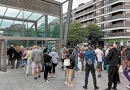 Centenares de personas tuvieron que hacer ayer cola para utilizar el metro en la estación de Algorta.