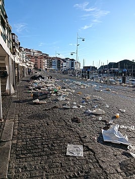 El muelle de Lekeitio amaneció repleto de basura tras el Antzar eguna.