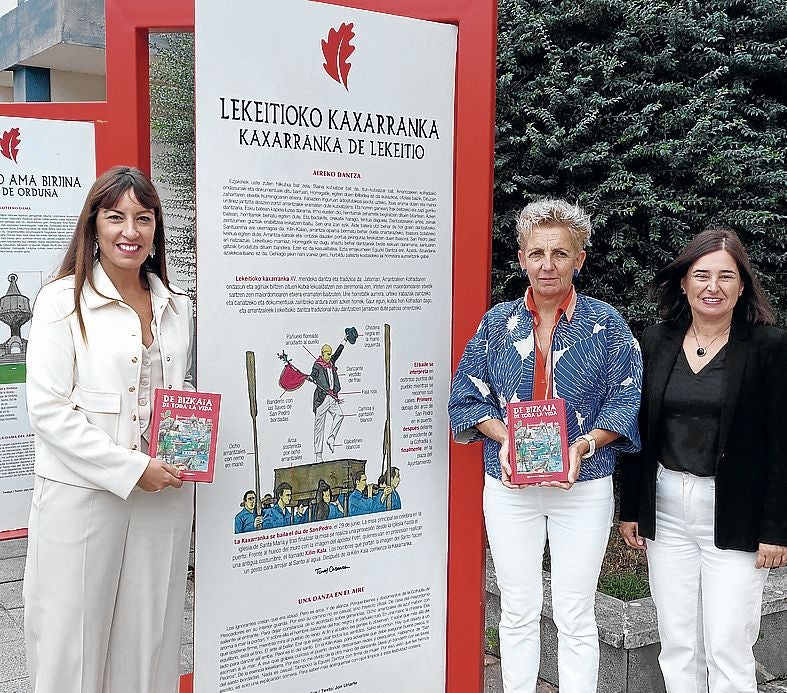 La directora de Turismo, Leire Sáez, con la alcadesa de Ispaster y la directora de Leartibai.