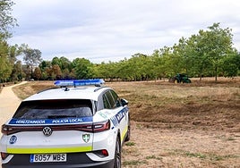 Labores de siega y alisado en la campa de Olárizu con escolta policial.