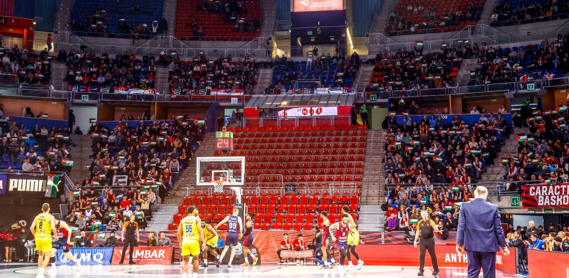 La grada de animación del Buesa luce vacía en señal de protesta en la última visita del Maccabi.