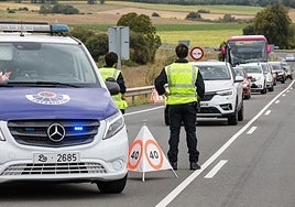Agentes de la Ertzaintza, en la parte baja del puerto