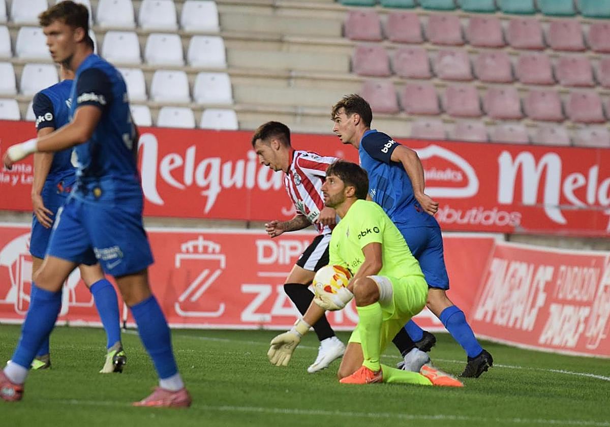 El veterano portero azul evitó varios goles.