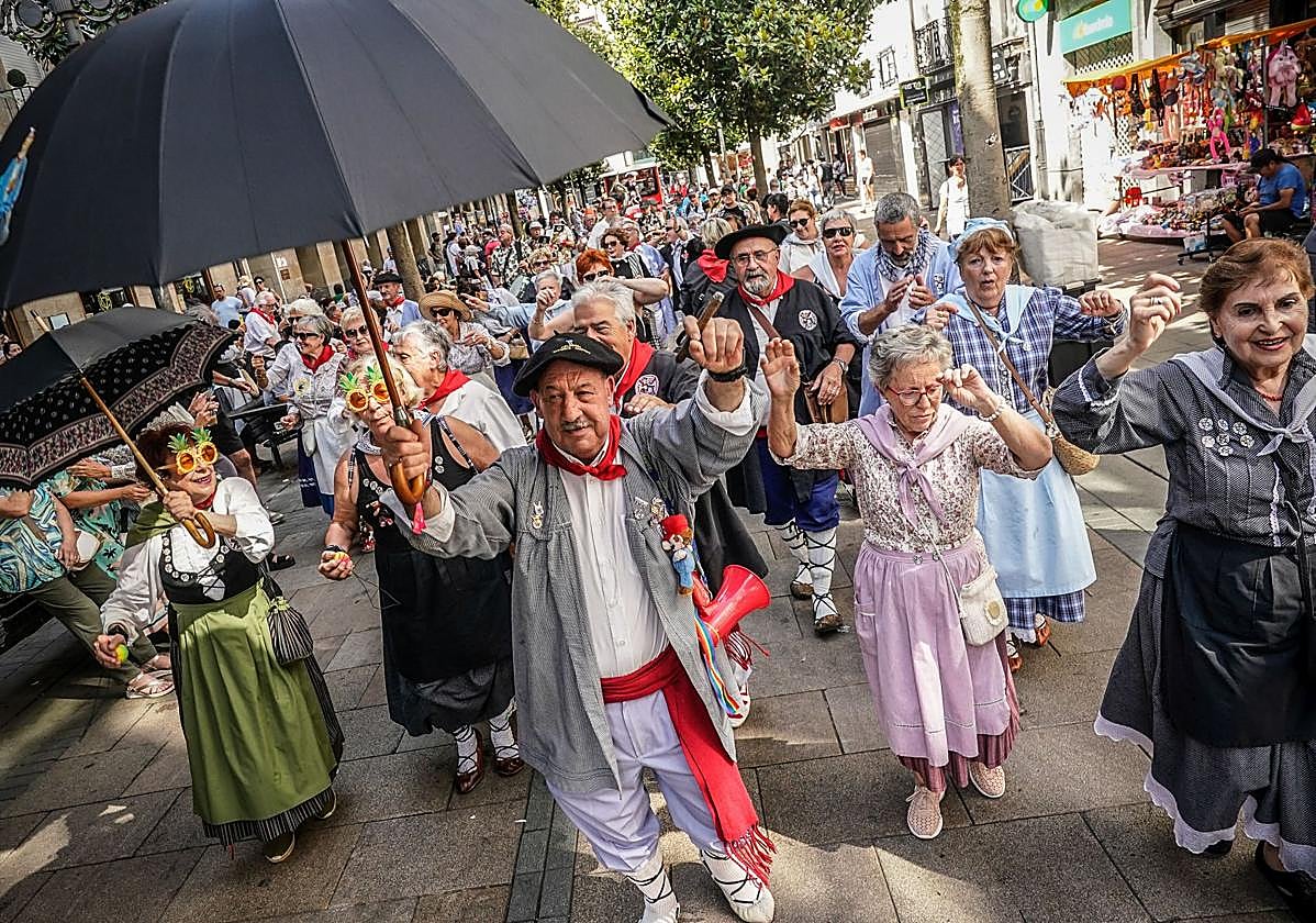 Paseillo de neskas y blusas veteranos en las fiestas de la Blanca en Vitoria.