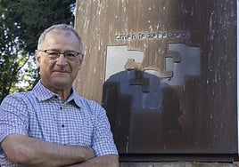 Bengoetxea posa momentos antes de la entrevista en las afueras del edificio de Vicerrectorado del campus de Gipuzkoa.