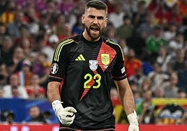 De la Fuente vuelve a poner en valor a Unai Simón ante los que piden a Joan García