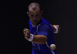 Aitor Elordi se coloca para solatr la derecha en el frontón de Lekeitio.