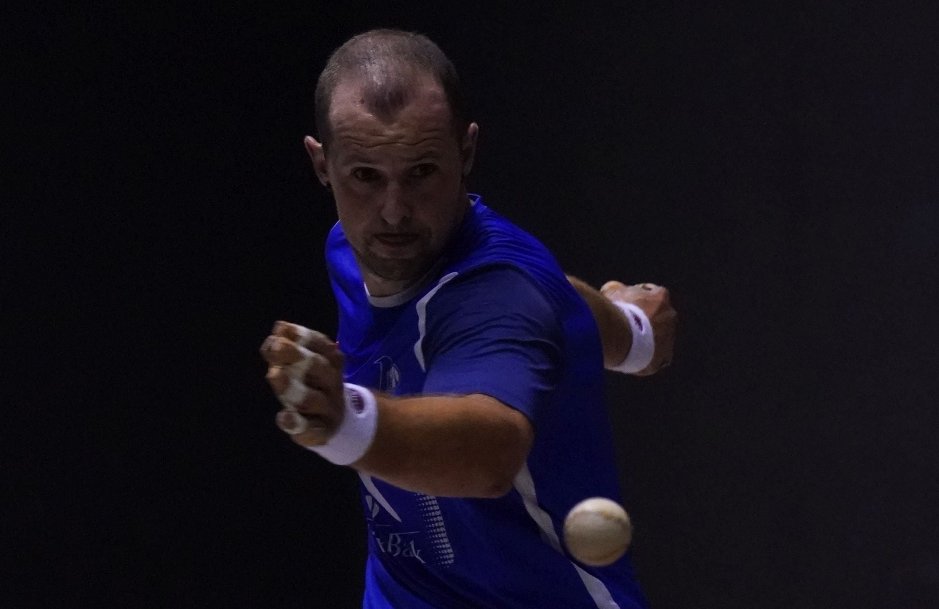 Aitor Elordi se coloca para solatr la derecha en el frontón de Lekeitio.