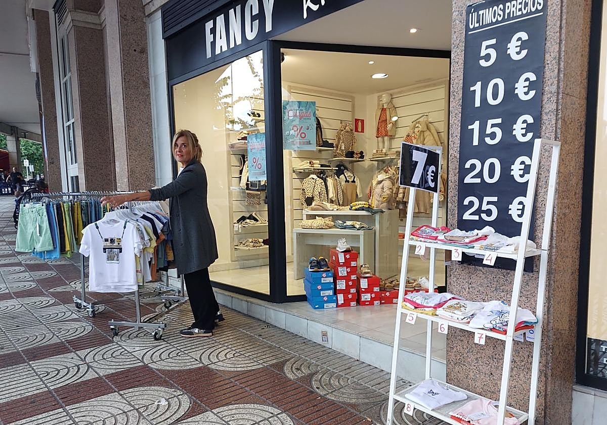 Imagen principal - Las tiendan ofrecen descuentos que van del 20 al 80%.