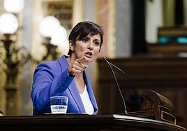 La ministra de Vivienda, Isabel Rodríguez, interviene durante el pleno de este miércoles en el Congreso de los Diputados.