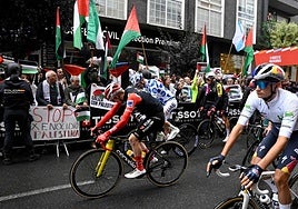 Los ciclistas de La Vuelta avisan de que pararán si vuelven a ocurrir incidentes graves