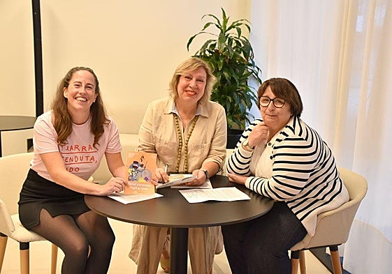 La responsable de Bidatzenea, Garazi Goienetxea; la alcaldesa, Marijose Blanco; y la técnico de Igualdad, Yolanda Ibañez, presentan el programa de otoño.